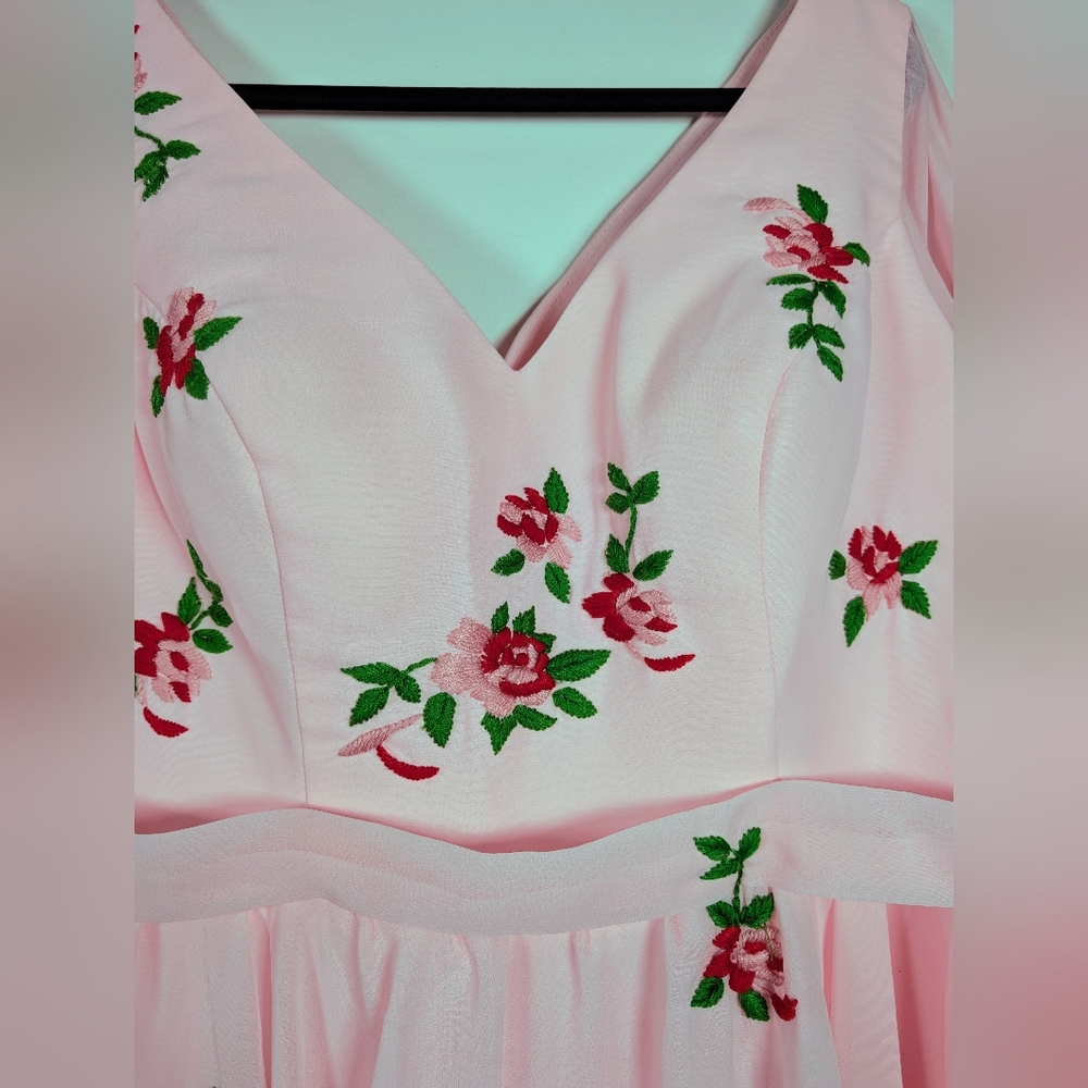 Elegant Pink Dress with Floral Embroidery - Picture 3 of 6